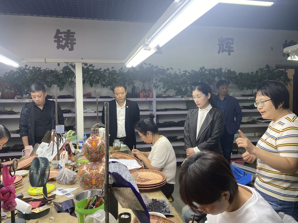 图为师傅在进行掐丝工艺